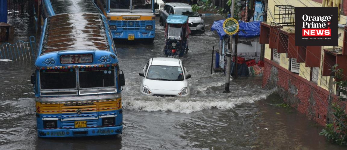 রাতভর মুষলধারে বৃষ্টিতে বিপর্যস্ত কলকাতা, জলমগ্ন বহু এলাকা; দক্ষিণবঙ্গে হলুদ, উত্তরবঙ্গে কমলা সতর্কতা